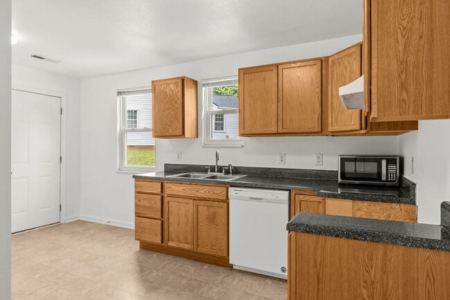 Building Photo - Newly Renovated Alcoa Cottage!!