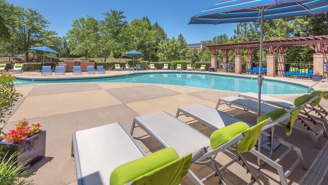 Building Photo - 200 Edinborough Dr