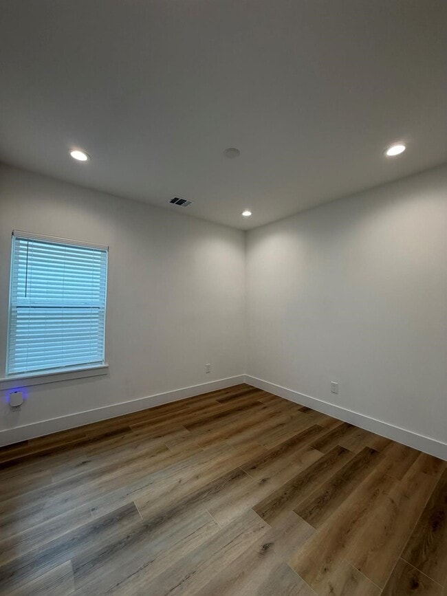 Building Photo - 6733 Peerless St