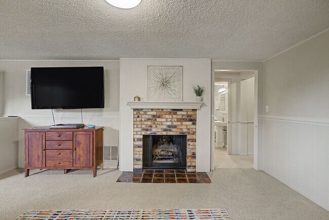 Building Photo - Peaceful Ranch Retreat with 4 Spacious Bedrooms!!