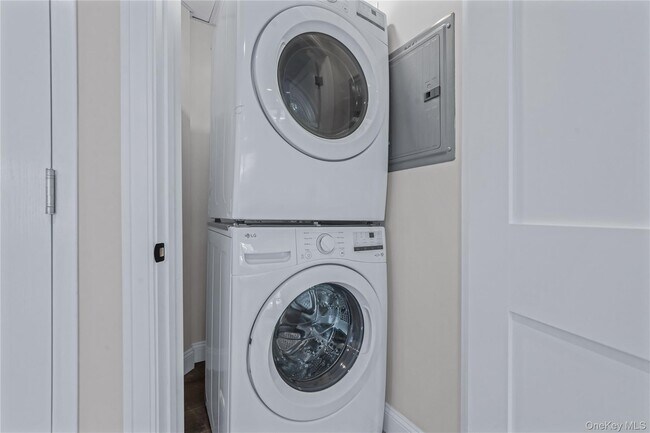 Building Photo - 110 School St