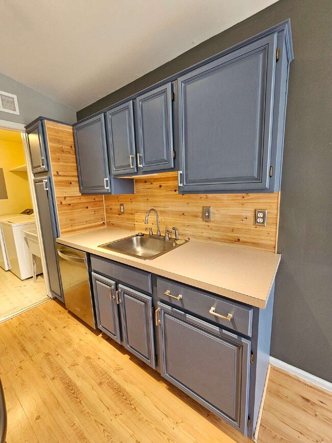 Building Photo - 2 Bedroom Condo with Vaulted Ceiling, Open Kitchen, Attached Garage in Desirable Clinton Township...