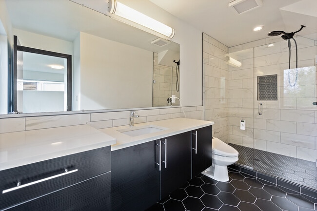 Building Photo - 2010 S Judkins St