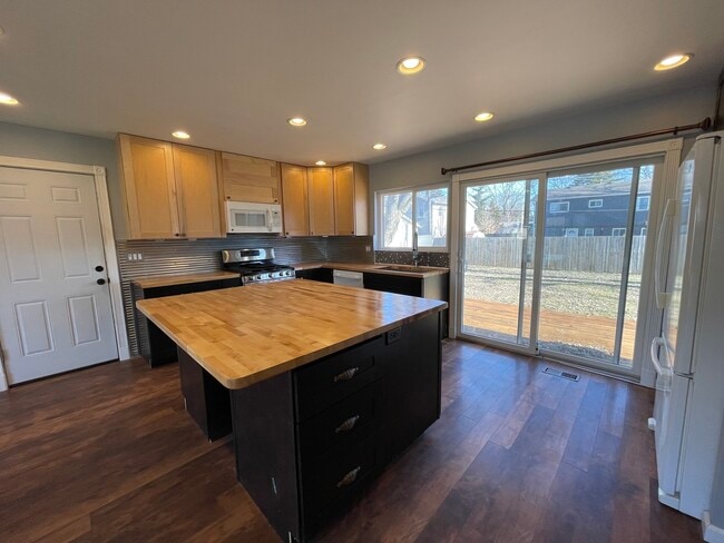 Building Photo - 144 Monterey Dr