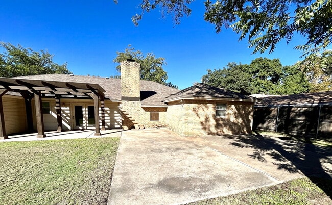 Building Photo - Spacious 4-Bedroom Home with Backyard Basketball Court Available for Summer 2026 Pre-Lease