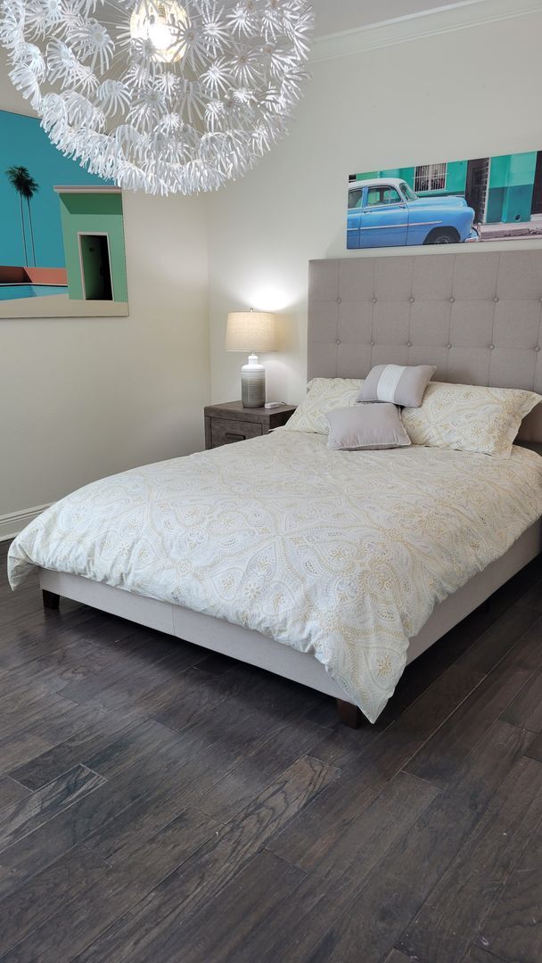 Building Photo - Seasonal stunning 5/5 pool home west of trail near Siesta Key!