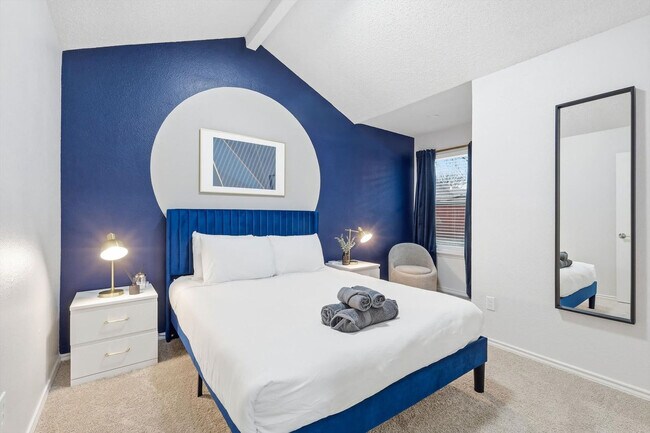 Building Photo - 2 St Charles Pl