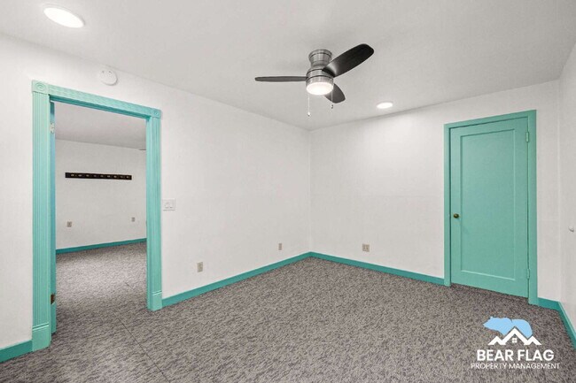 Building Photo - For Rent – 1 Bedroom Back Unit in Mid-Town...