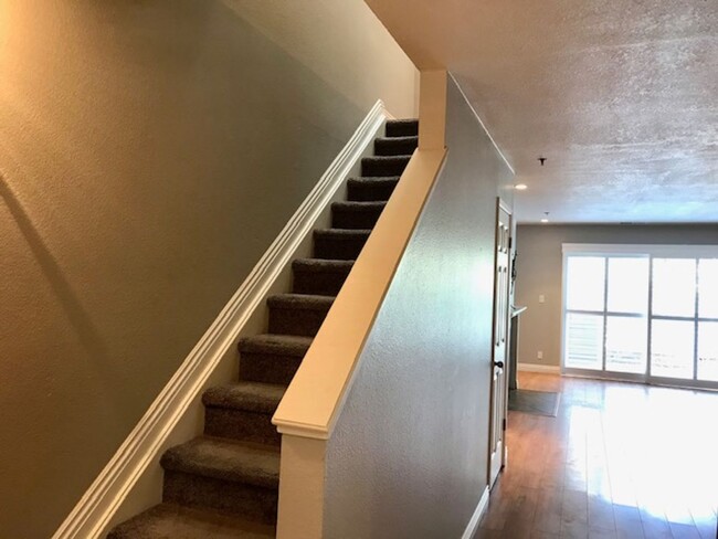 Building Photo - 2 bedroom, 2 bath townhome in Walnut Creek...