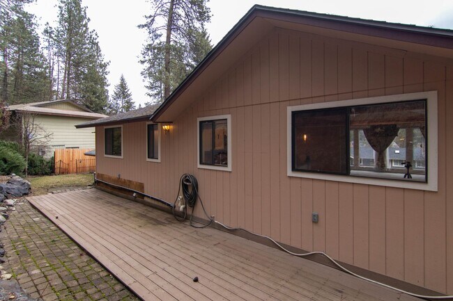 Building Photo - 4 Bed 3 Bath North Side Home nearly 2400 s...