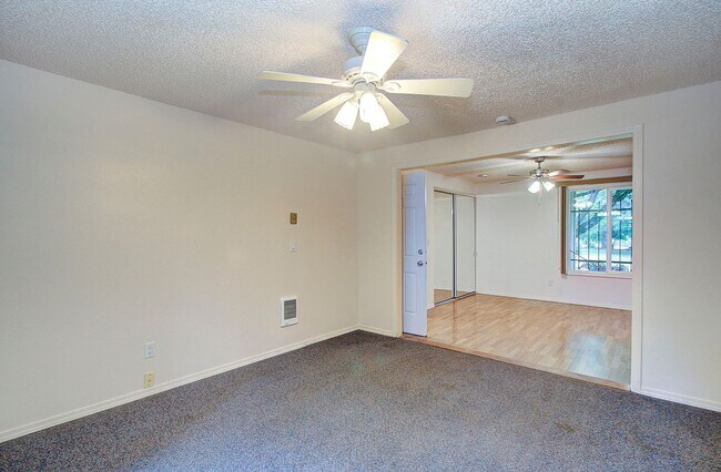 Building Photo - Bright 3 Bedroom 2 Bath Home in Pinebrook! Stainless Appliance Package