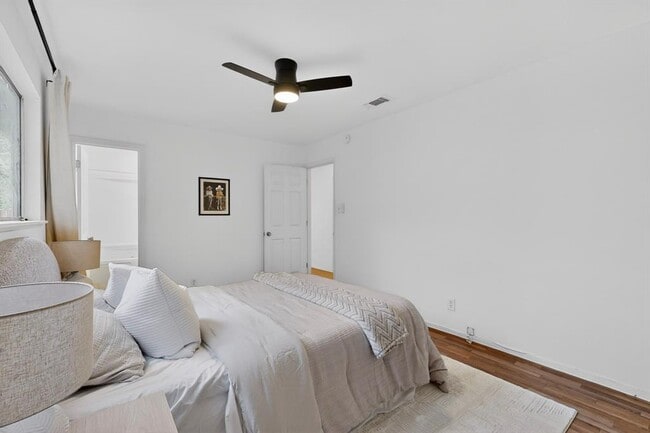 Building Photo - 9807 Dallum Dr