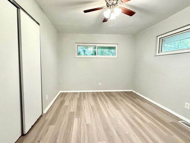 Building Photo - 3 bed 2 bath Great Neighborhood!!