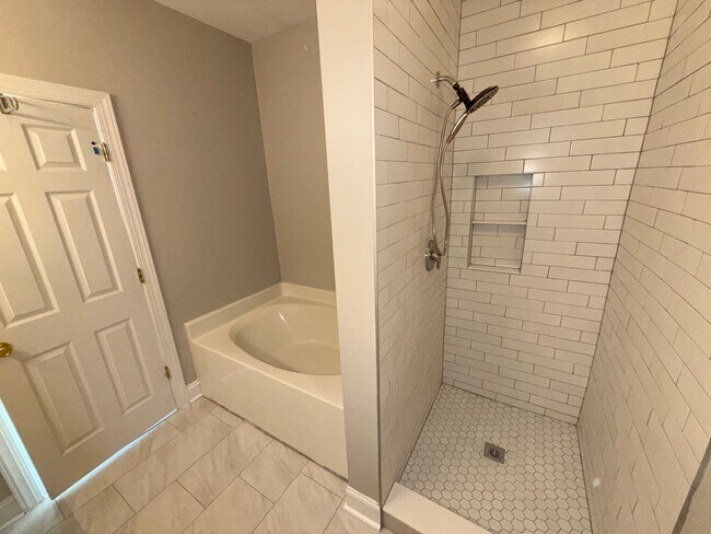 Building Photo - Renovated Cornelius Condo | Two Covered Balconies | Walk to Downtown & Antiquity | Lake Norman Area