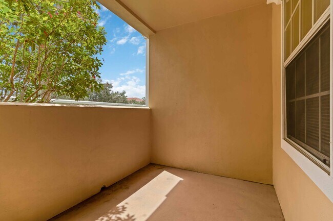 Building Photo - Newly updated 2 Bed / 2 Bath condo availab...