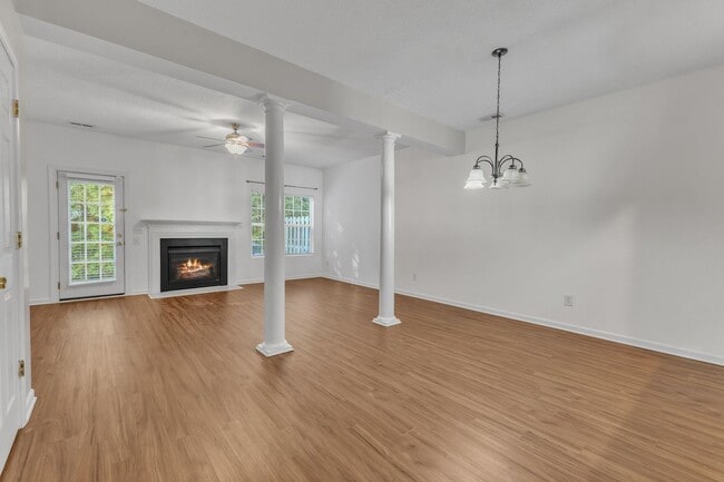 Building Photo - 3 Bedroom Brick Front Carraige Downs Townh...