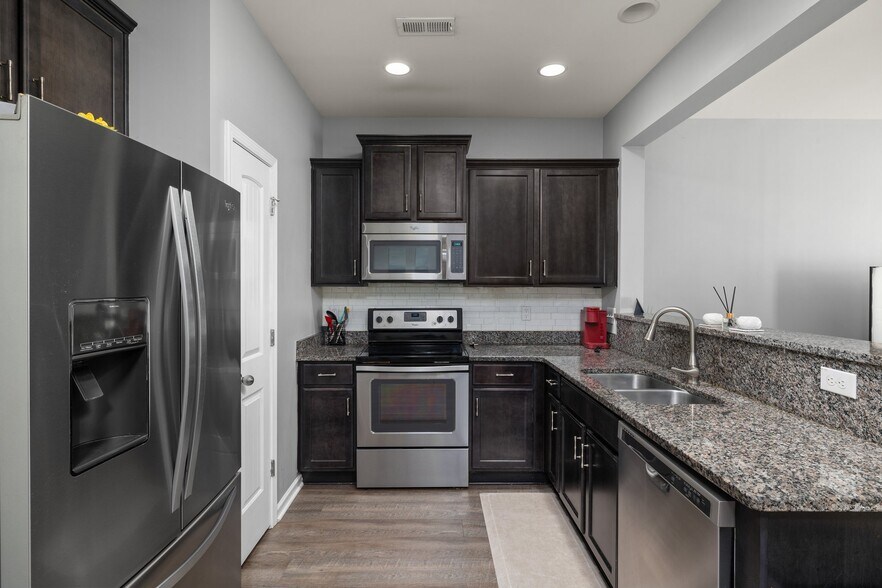 Building Photo - 4203 Virginia Colony Dr