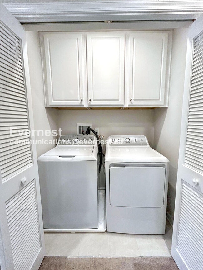 Building Photo - 4 Bed/3.5 Bath Townhome with Garage / Pet-...