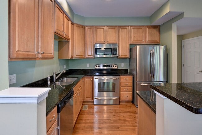 Building Photo - End unit Townhome in Riverwalk Townes