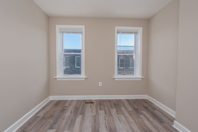 Building Photo - Newly Renovated 2 Bedroom Rowhome