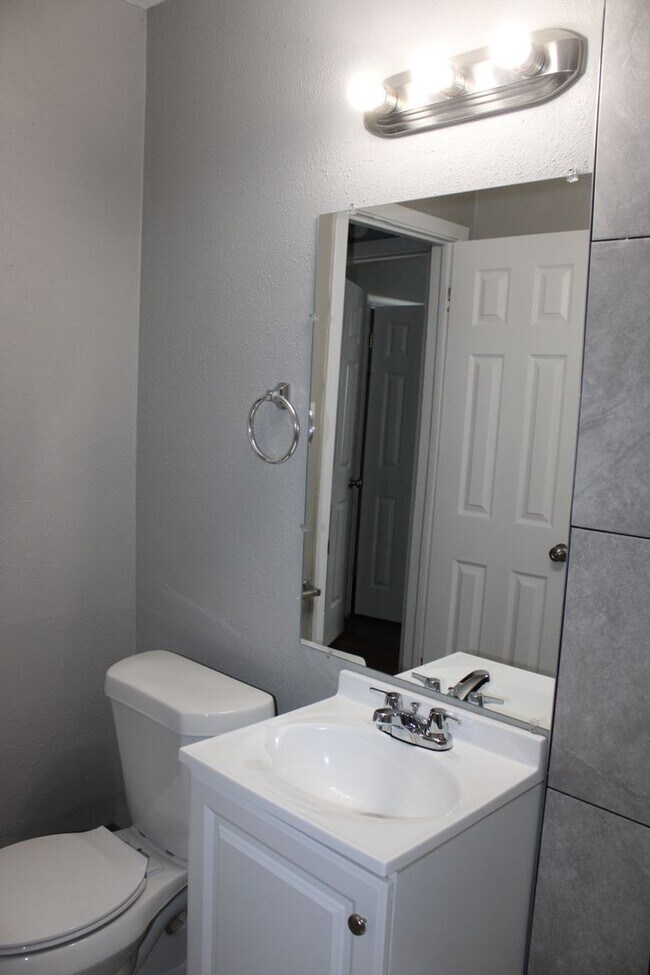 Building Photo - Over sized 2 car garage! ONE MONTH FREE FO...