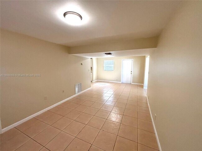 Building Photo - 1 bedroom in Dania FL 33004