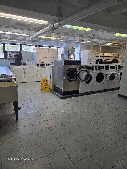 Coin Building Laundry - 6030 N Sheridan Rd