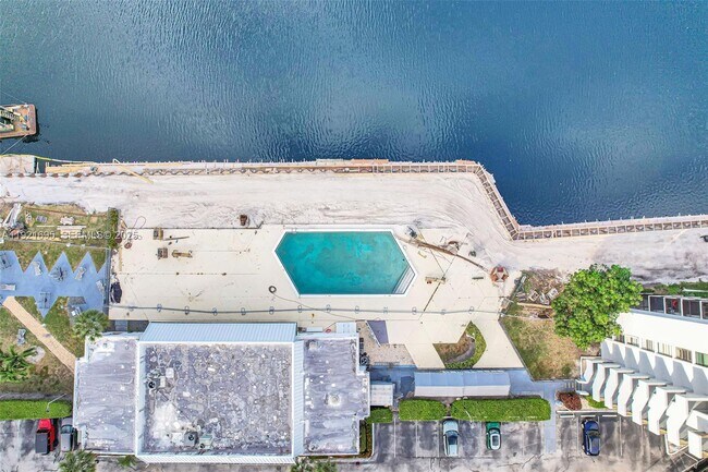 Building Photo - 3401 N Country Club Dr