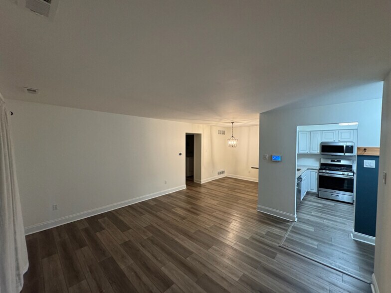 Building Photo - 347 Surrey Ct