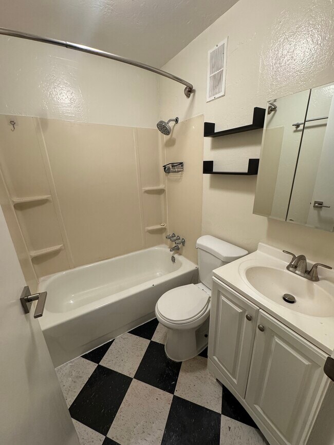 Building Photo - 2156 Market St