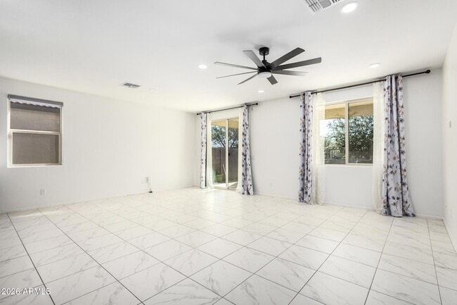 Building Photo - 665 E Rojo Way