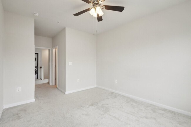 Building Photo - Beautiful end-unit condo townhome located ...