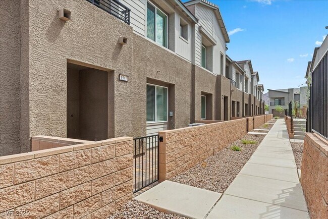 Building Photo - 1547 Maria Xing Ave
