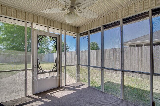 Building Photo - 207 Taylor Cir