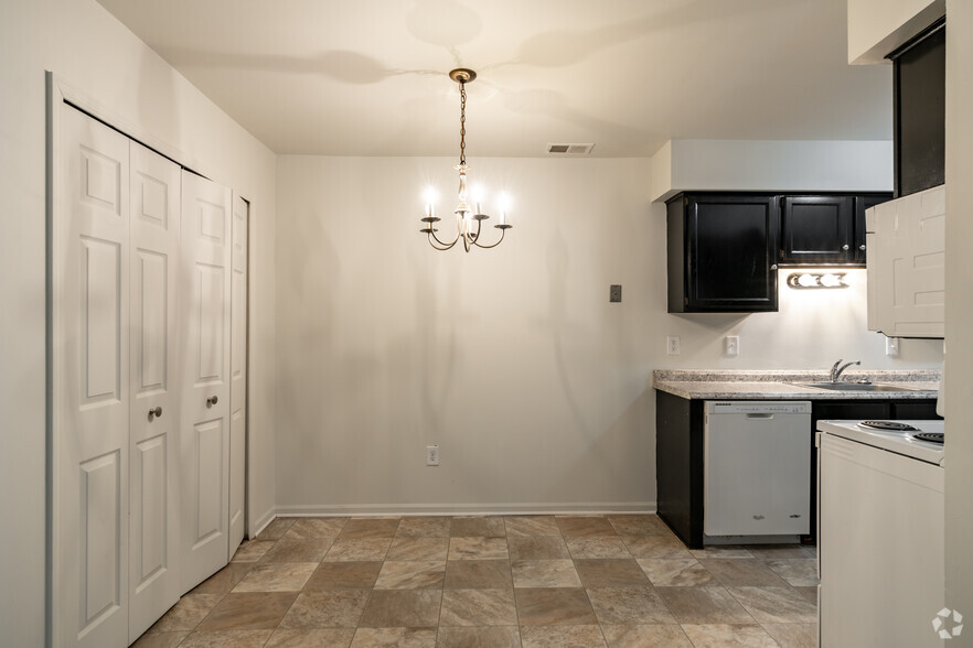 2BR, 1BA - 900SF - Dining Area - Bradford Square