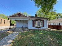 Building Photo - 4 bedroom 2 bathroom pet friendly house!