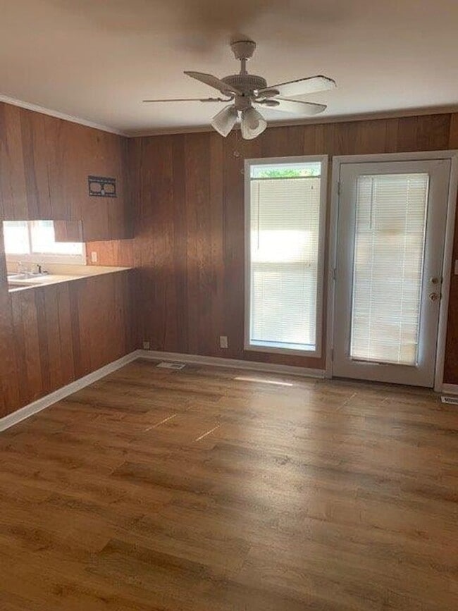 Building Photo - Nice 3 Bed 2 Bath Available Fall 2025!