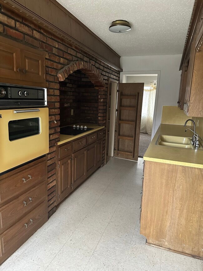 Building Photo - 6722 E 75th St S