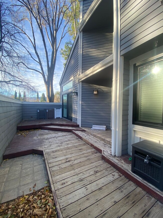 Building Photo - Remodeled Wellington 3 bed/2.5 bath end un...