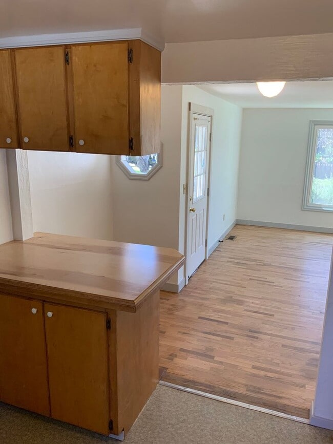 Building Photo - 3 Bedroom House in Whiteaker