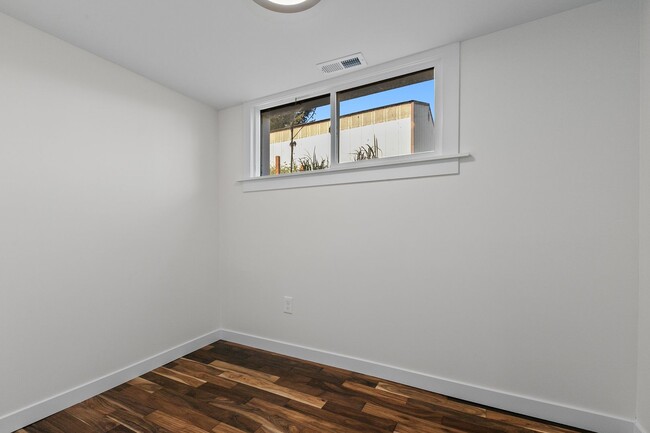 Building Photo - 4bd/2.75ba Seattle Home
