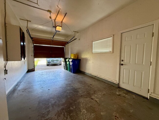 Building Photo - Updated 3 Bedroom House in Powellhurst-Gil...