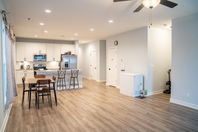 Building Photo - 952 Anise Ln