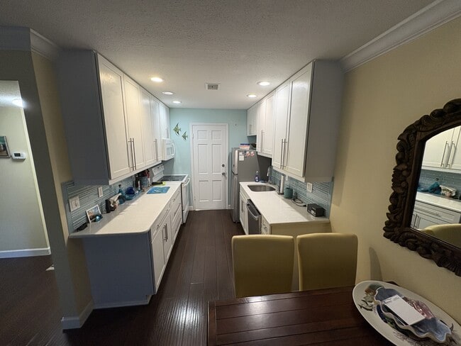 Building Photo - 200 The Esplanade N