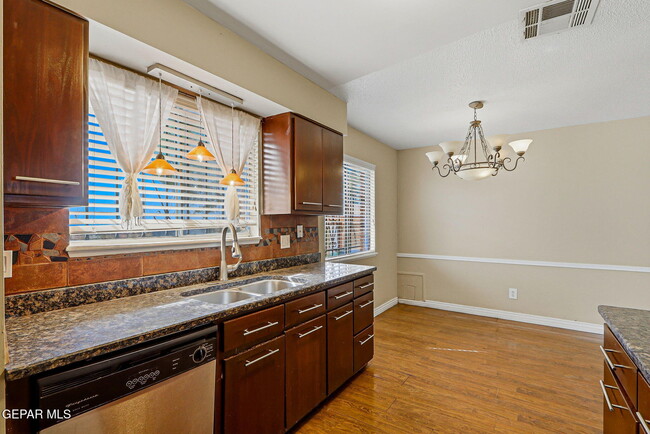 Building Photo - 6613 Escondido Dr