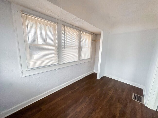 Building Photo - 136 W 37th St