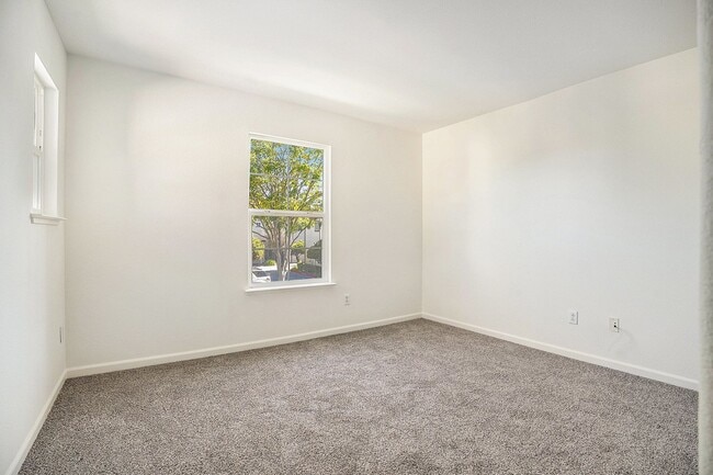 Building Photo - Beautiful and Move-In Ready, 4BD/2.5BA, Tw...