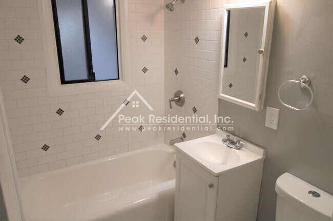 Building Photo - Fruitridge Manor 3bd/1ba House with Garage