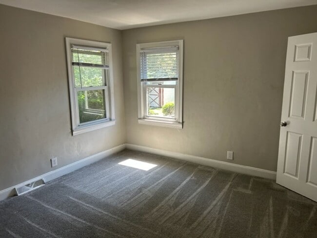 Building Photo - Renovated 3 Bedroom Near Casino & Naval Ho...