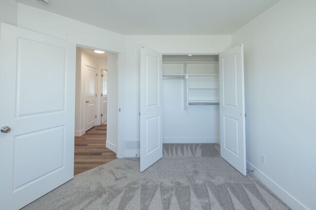 Building Photo - 5 BED 3 BATH HOME IN IDAHO FALLS WITH 2 STALL GARAGE, AC, FENCED YARD
